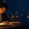副業サラリーマンが年末調整の書類を記入しているイメージ